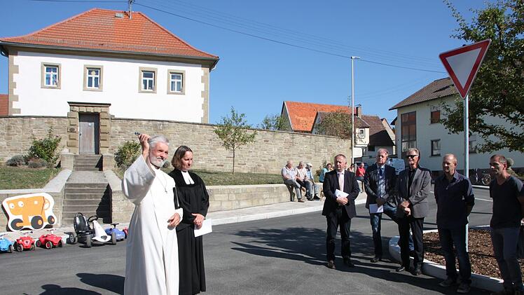 Christof Bärhausen und Elfriede Schneider sprachen den kirchlichen Segen.Heike Beudert