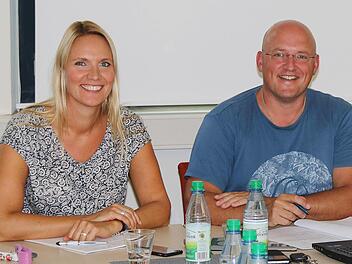 Einen Wechsel gibt es auf dem Geschäftsleiter-Posten der  Verwaltungsgemeinschaft Maßbach, teilte Bürgermeister Fridolin Zehner in  der Sitzung des Rannunger Gemeinderates mit. Die bisherige  Geschäftsstellenleiterin Sabine Schröder (links) wechselt am 1. Februar  2019 zur Stadt Schweinfurt. Nachfolger wird Frank Mauer, bisher zuständig  für Bauangelegenheiten. Foto: Dieter Britz