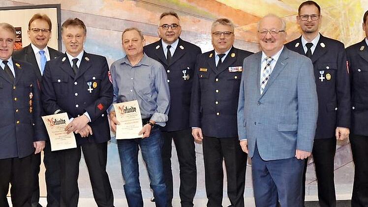 Ehrungen gab es bei der Feuerwehr Hain. Das Bild zeigt von links KBR Joachim Ranzenberger, Bürgermeister Bernd Rebhan, Manfred Teichmann, Reinhard Müller, Vorsitzenden Erich Reis, KBI Matthias Schuhbäck, Bernd Steger (weiterer Stellvertreter des Landrats), Kommandanten Peter Fischer sowie Kassierer und Jugendwart Markus Renner. Foto: Karl-Heinz Hofmann