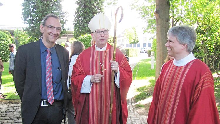 Bürgermeister Thomas Nowak, Bischof Matthias Ring und Diakon Wolfgang Graf beim Smalltalk nach dem Festgottesdienst Foto: Martin Koch