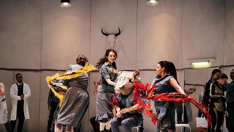 In der Neuinszenierung und im Bühnenbild von Alexander Müller-Elmau feiert die Oper "Carmen" von Georges Bizet" ihre Premiere am Landestheater Coburg.Foto: Sebastian Buff