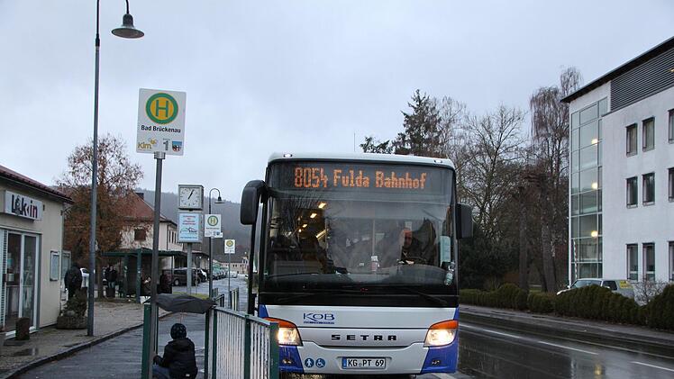 Eine knappe Stunde benötigt der Linienbus 8054 vom Busbahnhof Bad Brückenau bis zum Bahnhof Fulda. Die Fahrzeit verkürzt sich im Vergleich zum bisherigen Fahrplan - je nach Verbindung - um bis zu zehn Minuten. Foto: Ulrike Müller