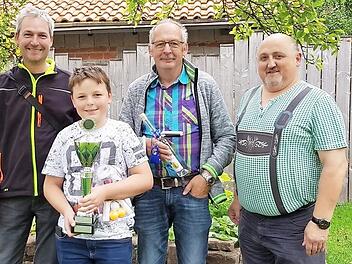 Die Sieger des 24. Preisschafkopfs bei Familie Gärtner in Stangenroth. Das Bild zeigt von links: Werner Fink, er wurde mit 118 Punkten Dritter, den Pokalgewinner Florian Fink (140 Punkte), Günter Hofmann wurde mit 126 Punkten Zweiter, und Jürgen Gärtner übernahm die Spielleitung.