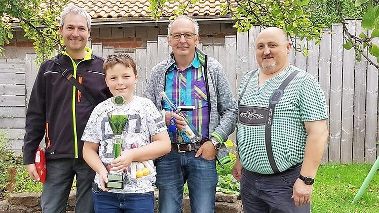 Die Sieger des 24. Preisschafkopfs bei Familie Gärtner in Stangenroth. Das Bild zeigt von links: Werner Fink, er wurde mit 118 Punkten Dritter, den Pokalgewinner Florian Fink (140 Punkte), Günter Hofmann wurde mit 126 Punkten Zweiter, und Jürgen Gärtner übernahm die Spielleitung.