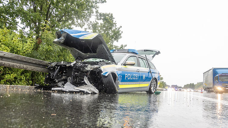 Polizeiauto total beschädigt: Einsatzfahrt endet in Leitplanke