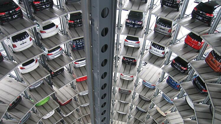 In den Autotürmen von Volkswagen warten 800 Neuwagen auf ihre Besitzer - hoffentlich mit guter Verarbeitungsqualität.