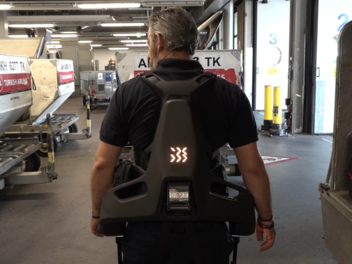 Exoskelett am Flughafen Nürnberg: So ist die Arbeit in der Gepäcksortierung