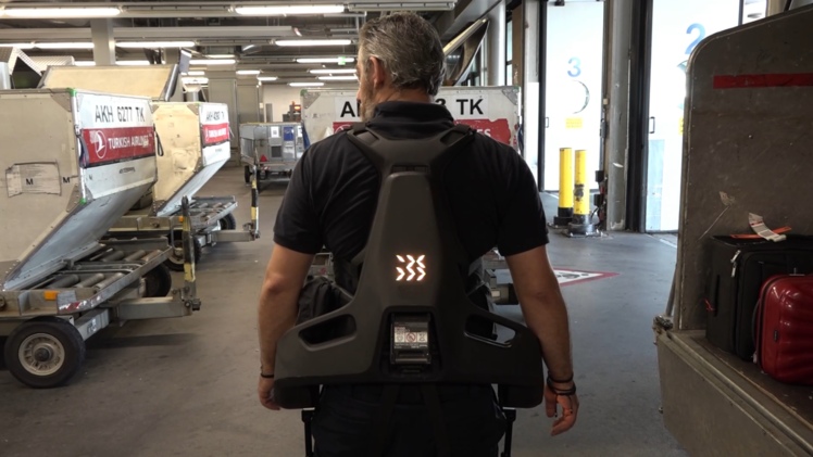 Exoskelett am Flughafen Nürnberg: So ist die Arbeit in der Gepäcksortierung