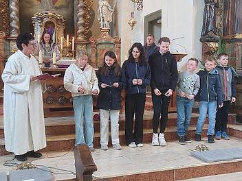 Auch bei den F&uuml;rbitten waren die Kinder und Jugendlichen aktiv beteiligt. Mit eigenen Worten und Gedanken brachten sie ihre Anliegen vor &ndash; f&uuml;r Familie, Freunde und den Frieden in der Welt.