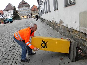 Am Rathausplatz erwartet Jakob Endres eine böse Überraschung.