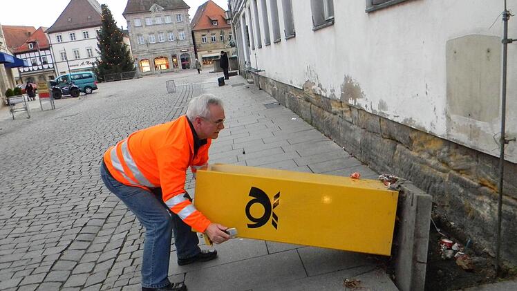 Am Rathausplatz erwartet Jakob Endres eine böse Überraschung.