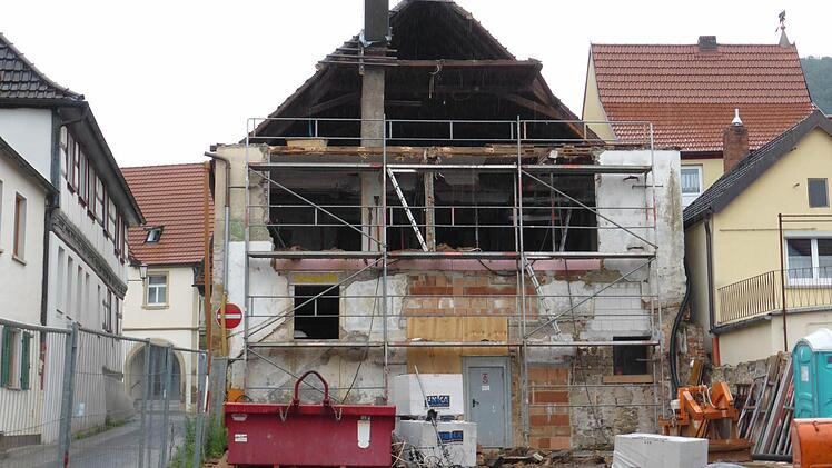 Während der Bauarbeiten musste die hintere Hausseite nahezu entfernt werden. Alles marode.