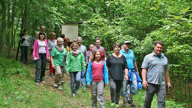 Im Wald gibt es noch verborgene Schätze. Ein Hinweistafel gibt Auskunft. Foto: Werner Vogel