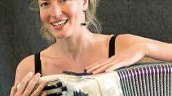 Akkordeonistin Bettina Born spielt Musettewalzer und Tango. Foto: Frank Rebner