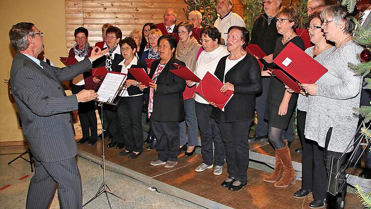 Auch der gemischte Chor Rannungen erfreute die Zuhörer beim Weihnachtskonzert in der Mehrzweckhalle.