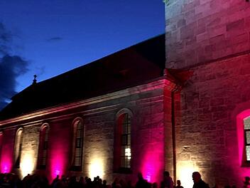 Die Kirchenburg wurde kunstvoll illuminiert. Foto: Richard Sänger
