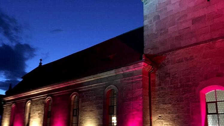 Die Kirchenburg wurde kunstvoll illuminiert. Foto: Richard Sänger