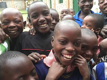 Lachende Kinder heißt ein Projekt, das seit vier Jahren Hilfe in Afrika leistet. Eine Reisegruppe war jetzt vor Ort, um zu sehen, was alles in dieser Zeit geleistet wurde. Regina Rinke