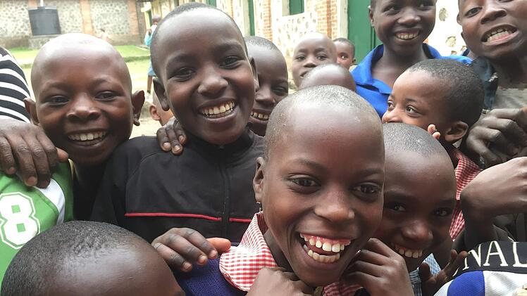 Lachende Kinder heißt ein Projekt, das seit vier Jahren Hilfe in Afrika leistet. Eine Reisegruppe war jetzt vor Ort, um zu sehen, was alles in dieser Zeit geleistet wurde. Regina Rinke