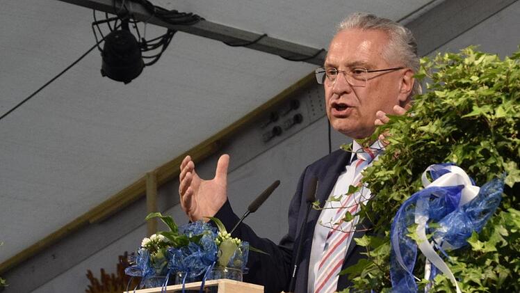 Der "Feuerwehrminister" gratulierte der Weismainer Wehr zum 150. Jubiläum. Foto: Andreas Welz