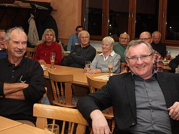 Bei der Bilanz von Bürgermeister und Kämmerer konnte sich Verwaltungsleiter Martin Hofmann (r.) entspannt zurücklehnen.    Foto: Richard Sänger