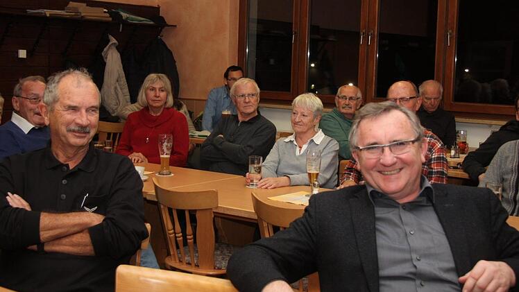 Bei der Bilanz von Bürgermeister und Kämmerer konnte sich Verwaltungsleiter Martin Hofmann (r.) entspannt zurücklehnen.    Foto: Richard Sänger