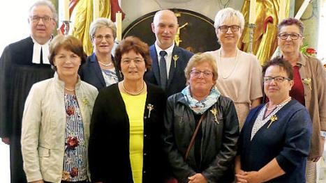 Goldene Konfirmation (50 Jahre) begingen (vorne, von links) Ingrid Zanner, Ingrid Stübinger, Jutta Popp, Elvira Küfner, (hinten, von links) Pfarrer Peter Ahrens, Margot Hammon, Hans Lauterbach, Marion Dörfler, Elvira Zimmerer. Foto: Dieter Hübner