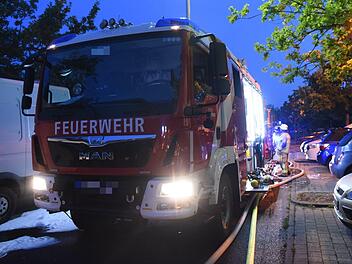 Die Polizei sperrt die Bundesstraße nach dem Unfall am Mittwochnachmittag. Symbolfoto: Paul Zinken/dpa