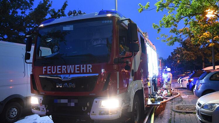 Die Polizei sperrt die Bundesstraße nach dem Unfall am Mittwochnachmittag. Symbolfoto: Paul Zinken/dpa