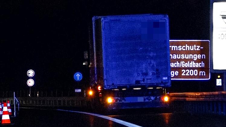 Lastwagen erfasst Fu&szlig;g&auml;nger auf der A3: 55-J&auml;hriger verstirbt an Unfallstelle