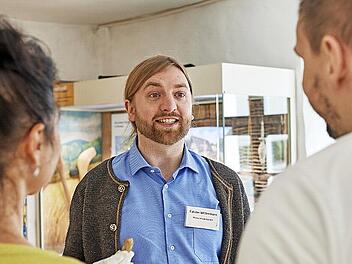 Museumspädagoge Fabian Wittenborn erklärt Besuchern Ausstellungsstücke.
