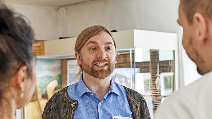 Museumspädagoge Fabian Wittenborn erklärt Besuchern Ausstellungsstücke.