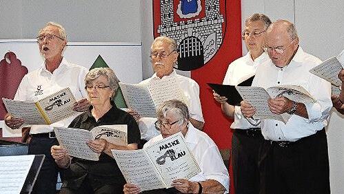 Ein Potpourri aus der Operette &bdquo;Maske in Blau&ldquo; war f&uuml;r viele Besucher der H&ouml;hepunkt des Konzertes. Der ausf&uuml;hrende M&auml;nnerchor wurde dabei von Damen unterst&uuml;tzt.