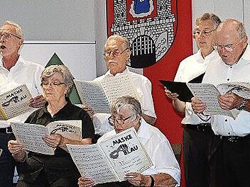Ein Potpourri aus der Operette „Maske in Blau“ war für viele Besucher der Höhepunkt des Konzertes. Der ausführende Männerchor wurde dabei von Damen unterstützt.
