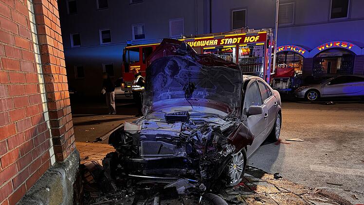 Autos krachten in Hauswand in Hof