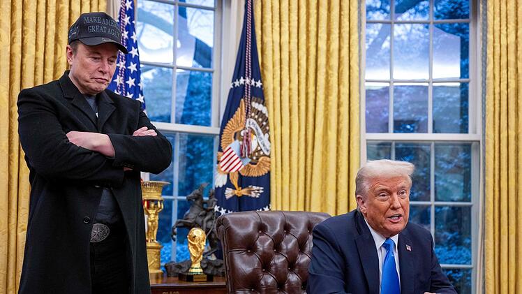Existieren geheime Kontakte zwischen der US-Regierung, ihren Beratern und Mitgliedern der russischen Regierung und deren Geheimdiensten? ZDF-Korrespondent Johannes Hano, langjähriger Studioleiter in New York, ist erneut dunklen Verbindungen auf der Spur.
