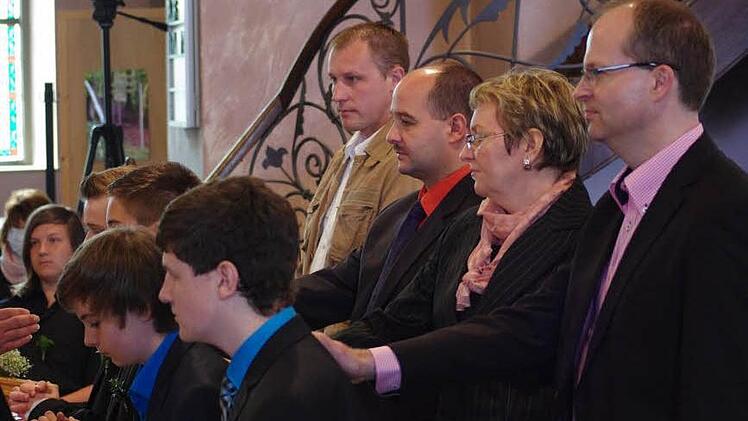 "Ja, mit Gottes Hilfe": 26 Mädchen und 32 Jungen wurden konfirmiert. Ihre Taufpaten unterstützen sie dabei.