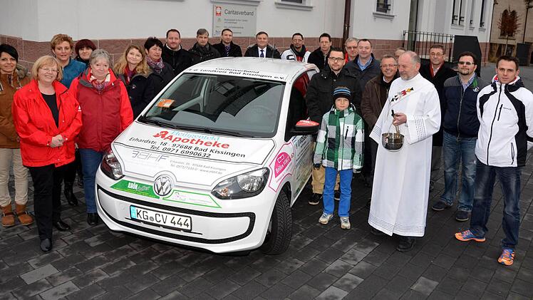 Sponsoren und Caritas-Mitarbeiter vor dem neuen Fahrzeug. Foto: Rauch