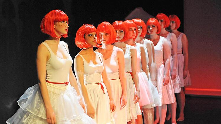 Szene aus "Tristan und Isolde" mit dem Jugendclub des Landestheaters in der Reithalle.Foto: Andrea Kremper