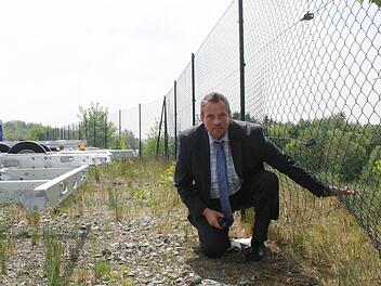 Der kaufmännische Leiter von Frankia, Michael Albl , ist über die Frechheit, mit dernen die Diebe zu Werke gegangen sind, schockiert: Sie haben einfach den Maschendrahtzaun durchschnitten. Foto: Sonny Adam