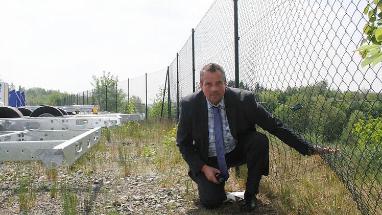 Der kaufmännische Leiter von Frankia, Michael Albl , ist über die Frechheit, mit dernen die Diebe zu Werke gegangen sind, schockiert: Sie haben einfach den Maschendrahtzaun durchschnitten. Foto: Sonny Adam