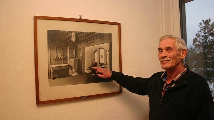 Für den scheidenden Kämmerer der Gemeinde Lautertal, Horst Engelhardt, hat das Bild vom Lutherzimmer der Veste Coburg in seinem Dienstzimmer eine tiefere Bedeutung, als es sich auf den ersten Blick erahnen lässt. Es erinnert ihn an sein Vorbild, der sich auch bei massiven Widerständen nicht unterkriegen ließ. Foto: Martin Rebhan