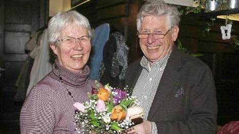 Zur Wanderk&ouml;nigin des Jahres 2016 des Th&uuml;ringerwald-Vereins k&uuml;rte Vorsitzender Dieter Schubert Christine Bauersachs. Foto: Martin Rebhan
