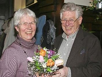 Zur Wanderkönigin des Jahres 2016 des Thüringerwald-Vereins kürte Vorsitzender Dieter Schubert Christine Bauersachs. Foto: Martin Rebhan