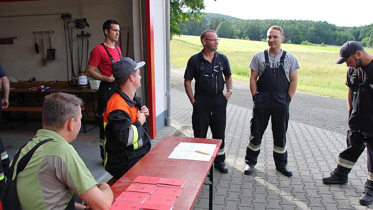 Die Ausbildungsbücher liegen bereit.
