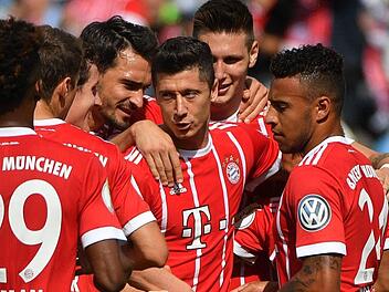 Ob Bayerns Robert Lewandowski (Mitte) am Sonntag auch so jubelt wie nach seinem Führungstreffer in der 1. Runde des DFB-Pokalspiels beim Chemnitzer FC? Beim 5:0-Sieg der Münchner in der Community4you-Arena waren jedenfalls alle Stars am Start. Foto: dpa