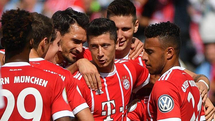 Ob Bayerns Robert Lewandowski (Mitte) am Sonntag auch so jubelt wie nach seinem Führungstreffer in der 1. Runde des DFB-Pokalspiels beim Chemnitzer FC? Beim 5:0-Sieg der Münchner in der Community4you-Arena waren jedenfalls alle Stars am Start. Foto: dpa