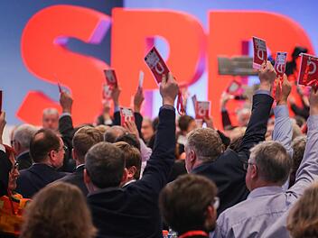 Knappe Mehrheit: Vier Monate nach der Bundestagswahl hat die SPD beim Sonderparteitag in Bonn den Weg zu Koalitionsverhandlungen mit  CDU und CSU freigemacht. Foto: Oliver Berg/dpa