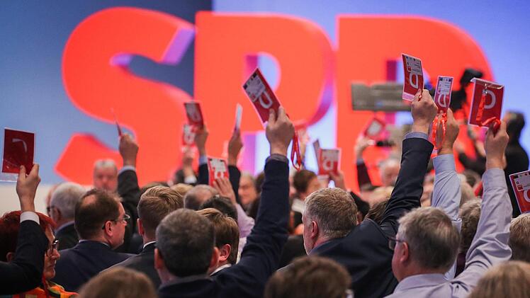 Knappe Mehrheit: Vier Monate nach der Bundestagswahl hat die SPD beim Sonderparteitag in Bonn den Weg zu Koalitionsverhandlungen mit  CDU und CSU freigemacht. Foto: Oliver Berg/dpa