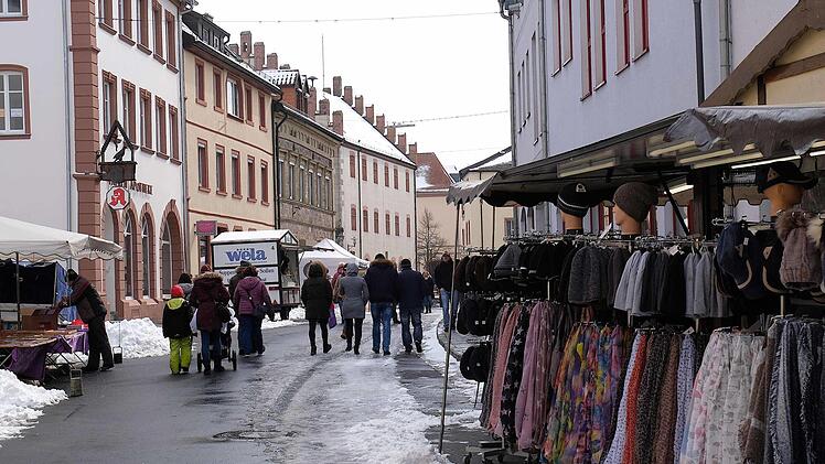 Normalerweise ist die Straße voll mit Verkaufsständen. Diesmal reisten einige Händler früher ab oder sind erst gar nicht nach Hammelburg gekommen. Foto: Gerd Schaar